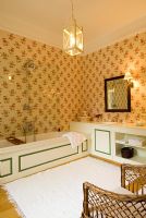 Salle de bain classique avec papier peint à motifs