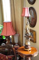 Lampe sculpturale sur table d'appoint, détail