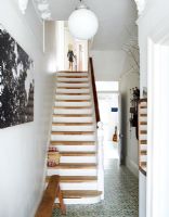 Couloir et escalier modernes
