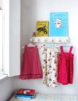 Crochets et vêtements dans la chambre des enfants