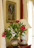 Vase à motifs de fleurs sur table d'appoint