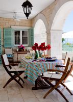 Table à manger et chaises sur terrasse couverte