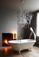Salle de bain moderne avec cheminée