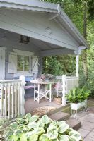 Meubles sur le porche de la maison d'été