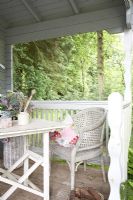 Table et chaises sur la terrasse du pavillon d'été