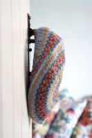 Chapeau en laine accroché à la porte, détail