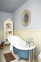 Salle de bain moderne avec des meubles vintage