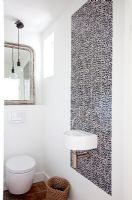 Salle de bain moderne avec mur en mosaïque