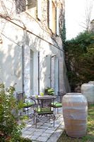 Terrasse de maison de campagne avec table et chaises