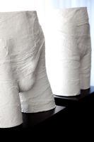 Sculptures moulées de corps masculin et féminin, détail