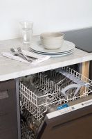 Lave-vaisselle dans la cuisine moderne