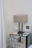 Table de chevet et lampe modernes, détail