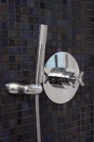 Pomme de douche et robinet modernes, détail