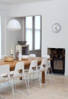 Table et chaises modernes en cuisine-salle à manger