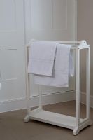 Porte-serviettes moderne dans la salle de bain