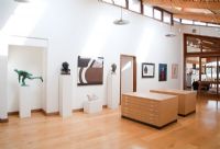 Couloir moderne avec art et sculptures