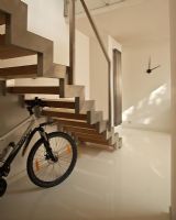 Vélo sous escalier moderne