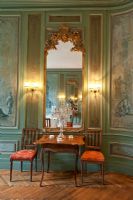 Salon classique avec miroir baroque