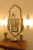 Table console et miroir dans un couloir moderne