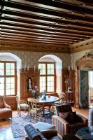 Salon classique avec plafond lambrissé
