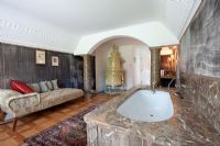 Grande salle de bain avec poêle en céramique