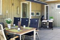 Barbecue et coin repas sur terrasse moderne