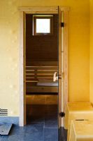 Salle de sauna moderne dans la salle de bain