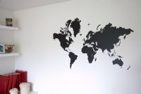 Carte murale noire sur le mur du salon blanc
