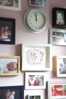 Mur de photographies de famille et objets de collection