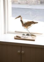 Sculpture d'oiseau de mer sur le rebord de la fenêtre