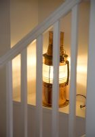 Lanterne en laiton sur escalier moderne