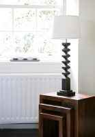 Lampe sculptée sur un nid de tables modernes