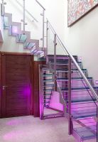 Escalier en métal lumineux moderne