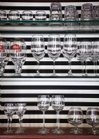 Armoire de cuisine moderne pleine de verres