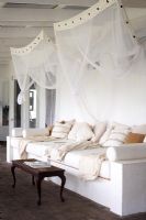 Canapé moderne avec moustiquaires à baldaquin
