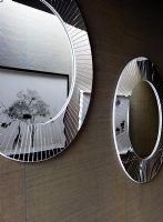 Miroirs ronds et œuvres d'art dans un couloir moderne