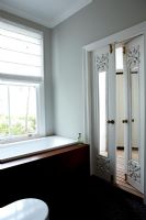 Salle de bain classique avec portes ornées