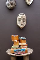 Masques en bois sculpté et affichage sur table