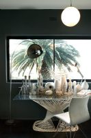 Table moderne avec chandeliers et vases