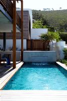 Extérieur de la maison moderne et piscine