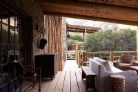 Salon extérieur sur terrasse de campagne en bois