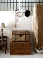 Malles en bois vintage dans une chambre moderne