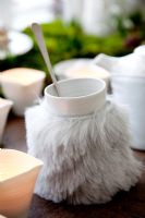Chauffe-tasse texturé sur la table à manger, détail