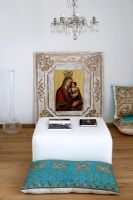 Salon moderne avec peinture religieuse