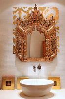 Lavabo de salle de bain moderne et miroir orné