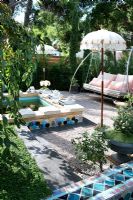 Salon de jardin autour d'une piscine naturelle