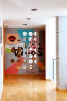 Couloir moderne avec mur d'œuvres d'art