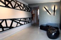 Salon moderne avec mur caractéristique