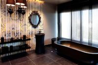 Salle de bain moderne avec mur caractéristique