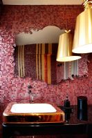 Lavabo de salle de bain moderne avec mur en mosaïque
